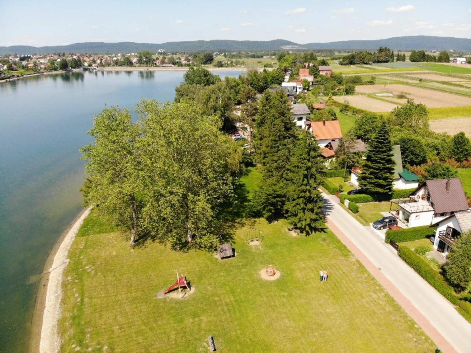 Vila Kosjenka on lake Sabljaci