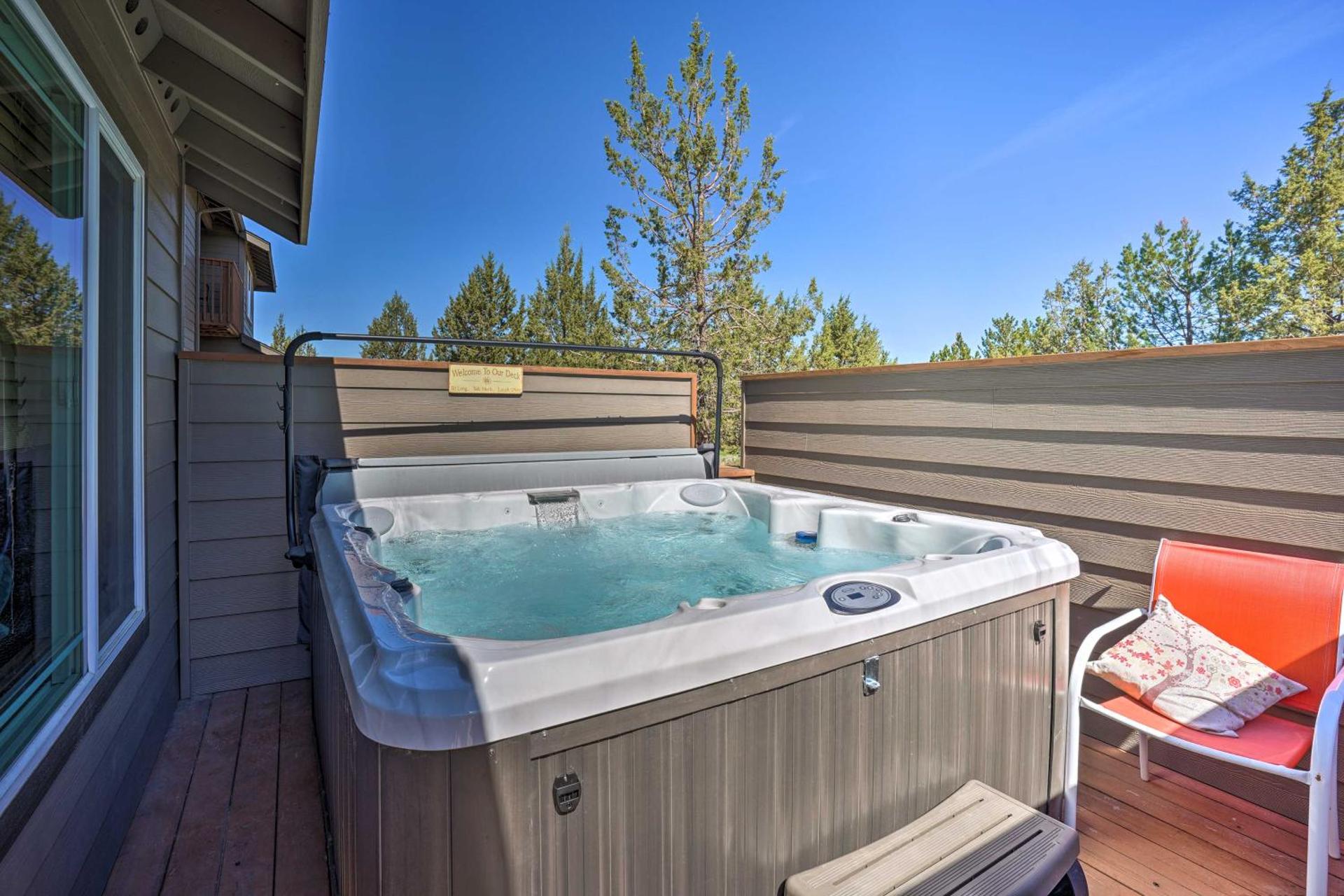 Pet-Friendly Townhome with Hot Tub in Redmond!