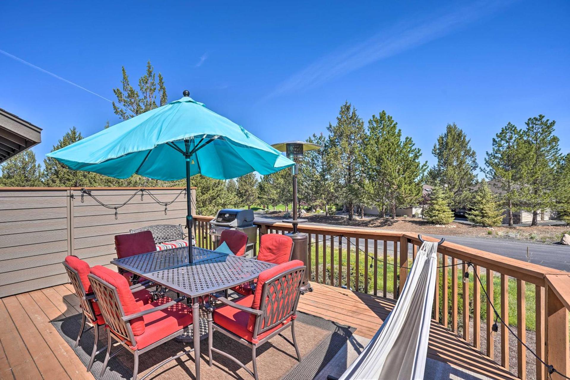 Pet-Friendly Townhome with Hot Tub in Redmond!