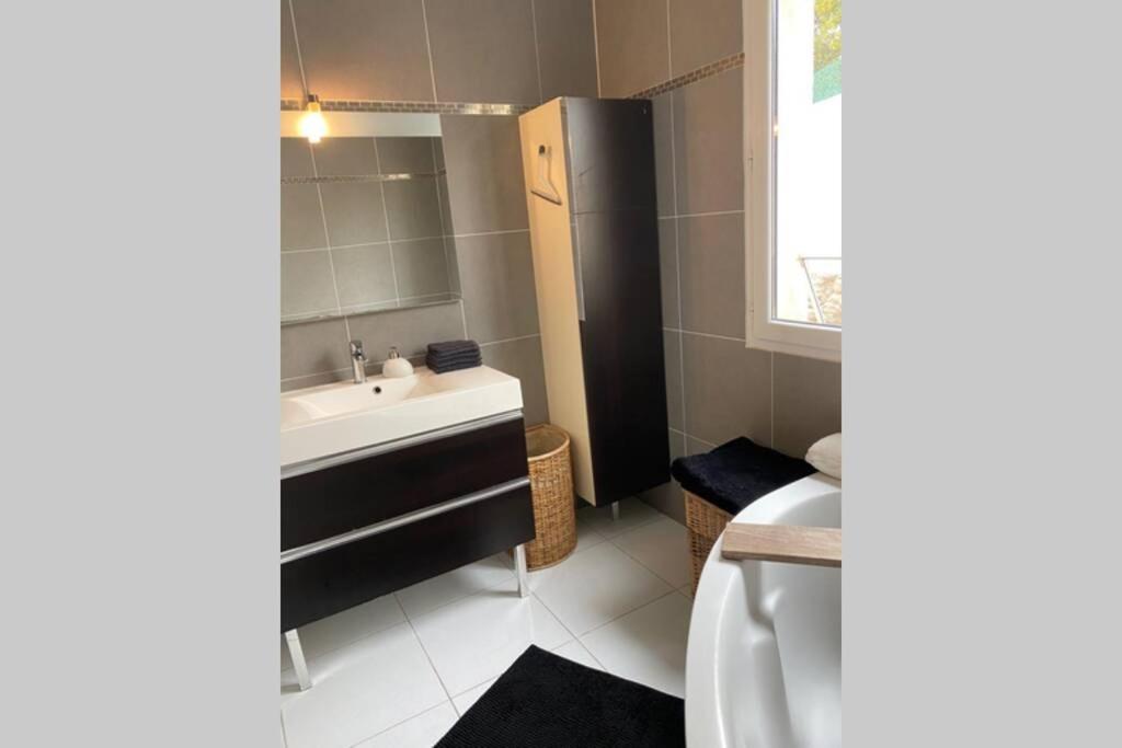 VILLA 6 PERSONNES /PISCINE/CAMPAGNE/TERRAIN DE PETANQUE/15 km BANDOL