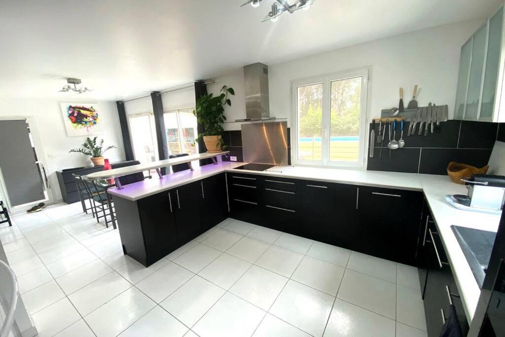 VILLA 6 PERSONNES /PISCINE/CAMPAGNE/TERRAIN DE PETANQUE/15 km BANDOL