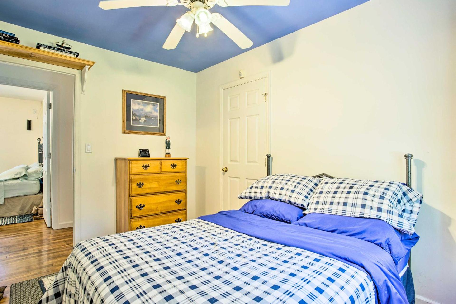 Charming Hampton Bays Home 5 Mi to Coopers Beach