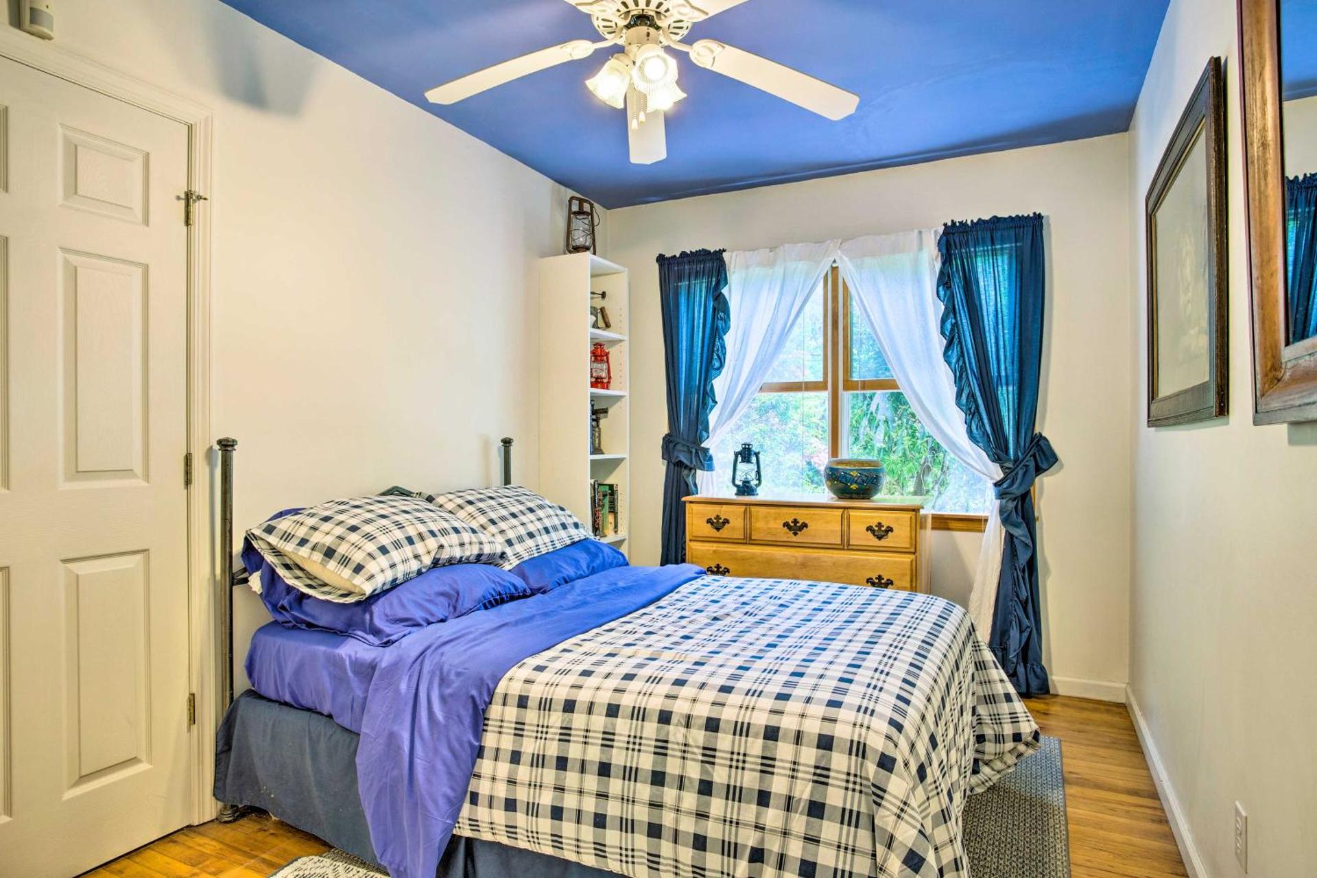 Charming Hampton Bays Home 5 Mi to Coopers Beach