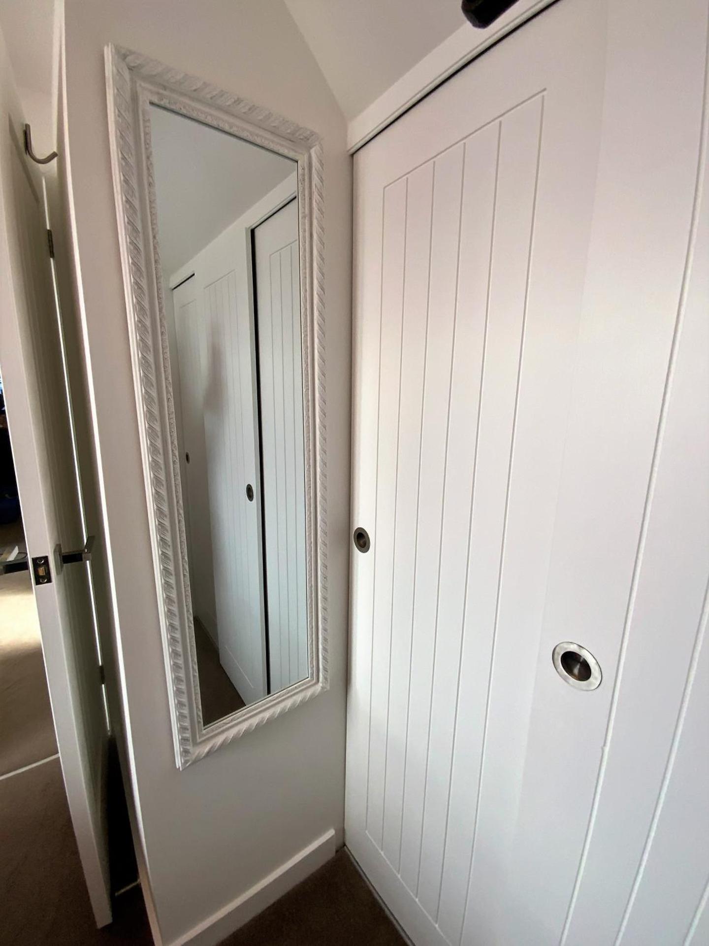 THE HIDEAWAY - LUXURY SELF CATERING COASTAL APARTMENT with PRIVATE ENTRANCE & KEY BOX ENTRY JUST A FEW MINUTES WALK TO THE BEACH, SOLENT WAY WALK, SHOPS and many EATERIES & BARS - FREE OFF ROAD PARKING,FULL KITCHEN, LOUNGE,BEDROOM , BATHROOM & WI-FI