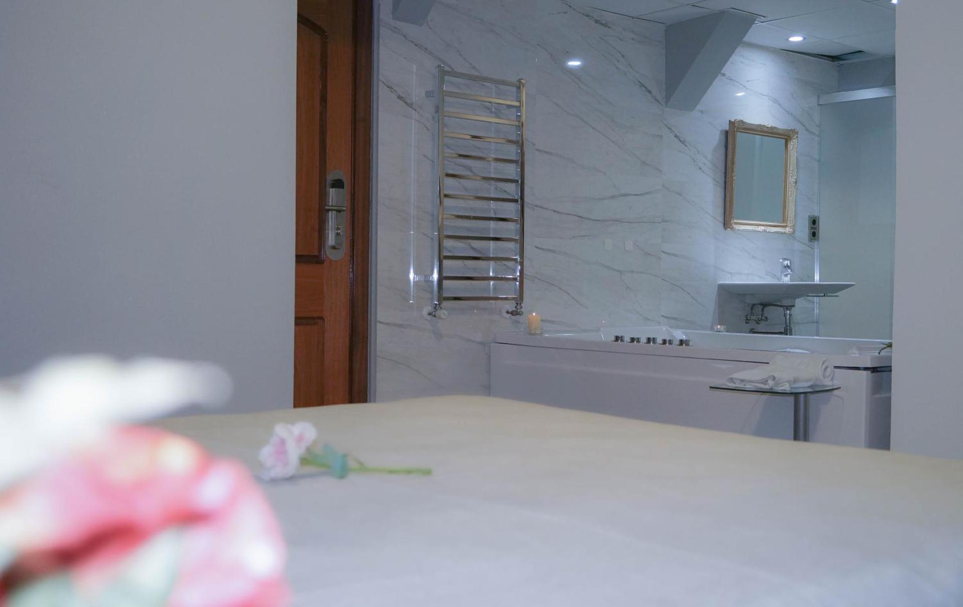 Queen Room with Spa Bath