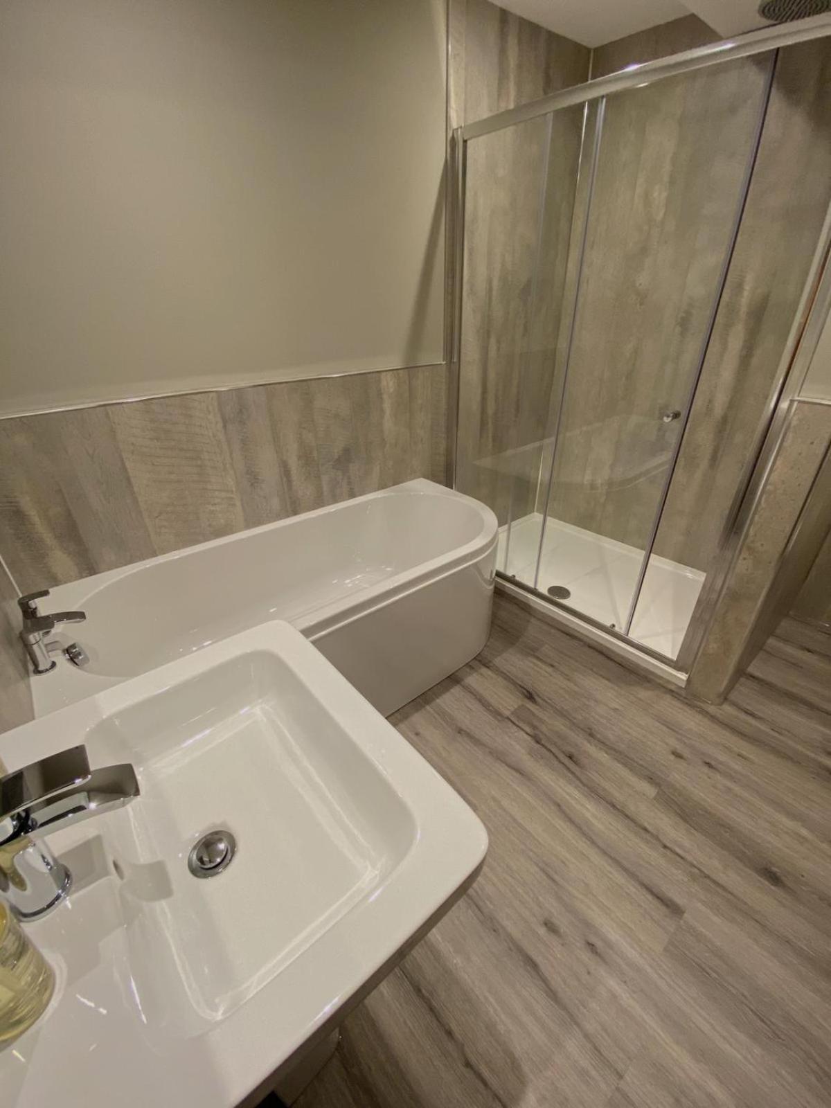 The Lounge Hotel & Bar