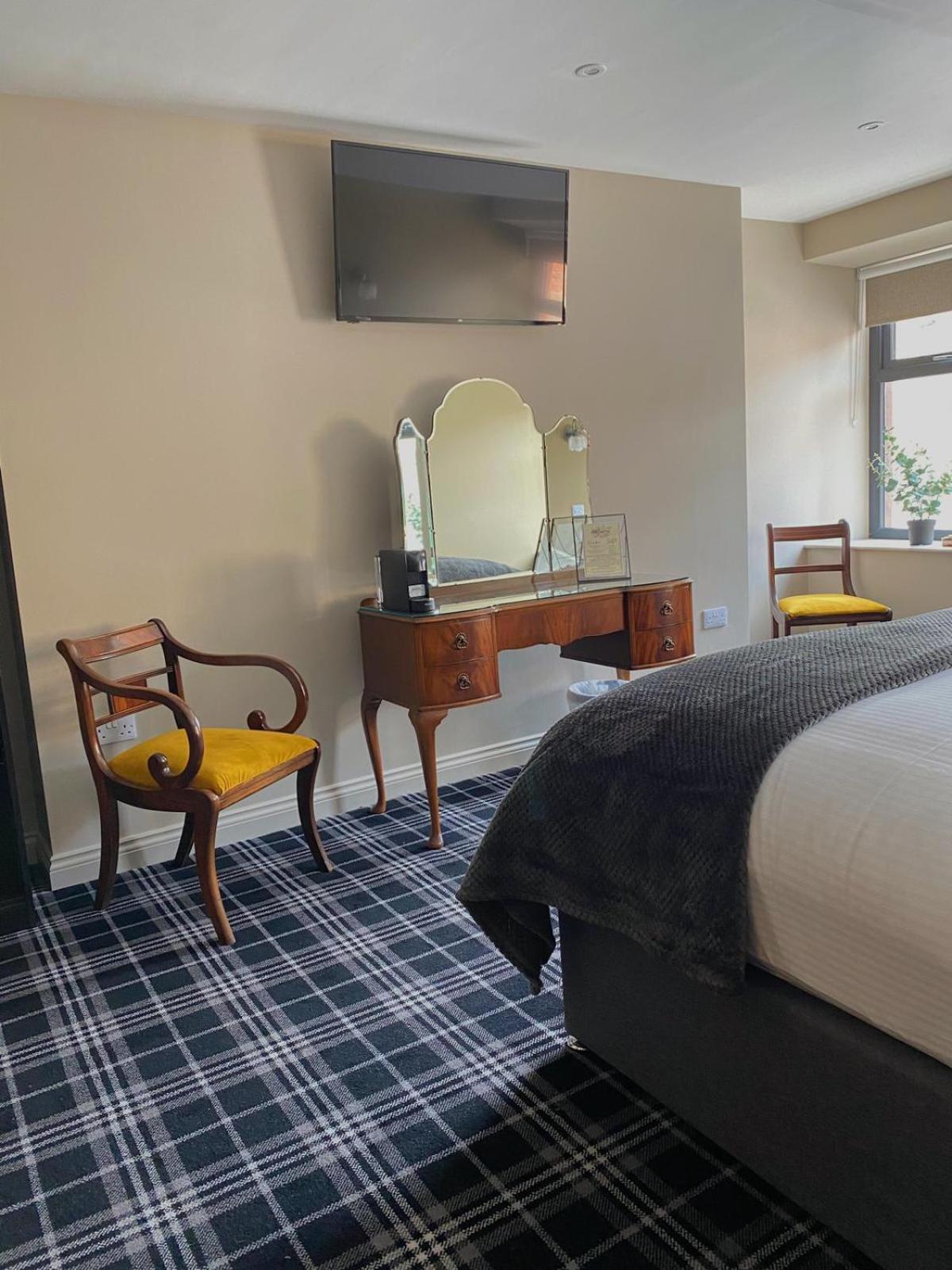 The Lounge Hotel & Bar