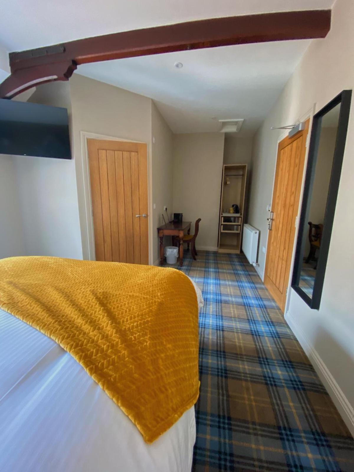 The Lounge Hotel & Bar