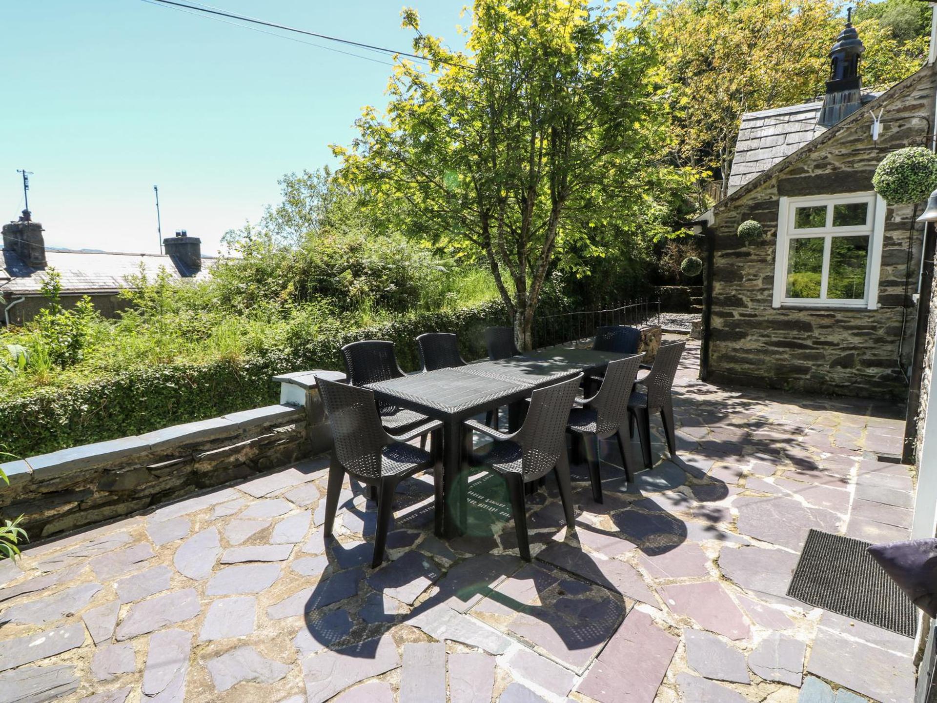 Yr Hen Ysgol, The Old School