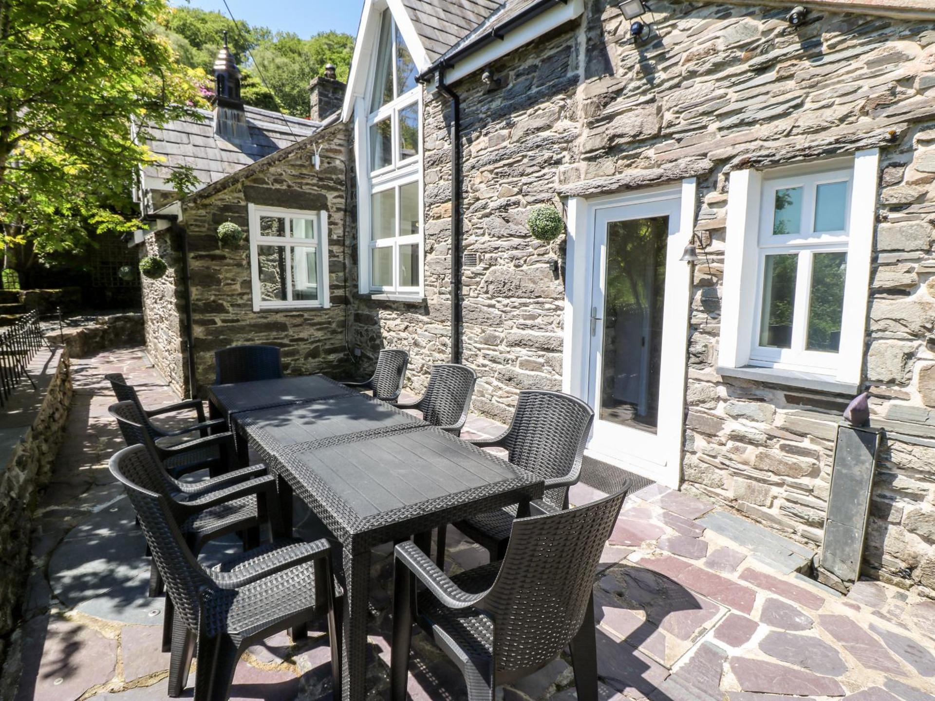 Yr Hen Ysgol, The Old School