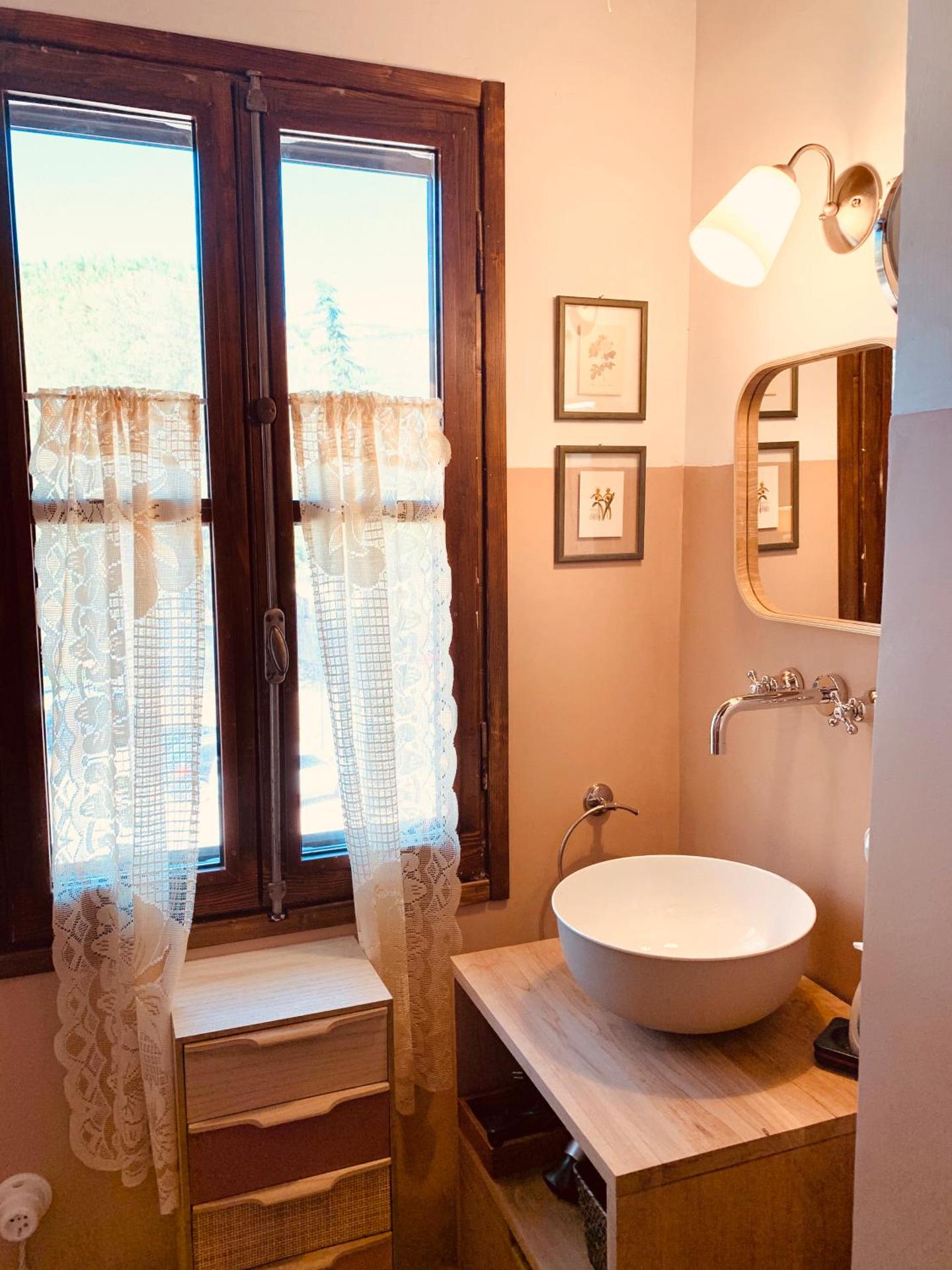 Casette rosse nel borgo medievale di Fossanova