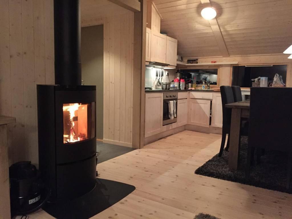 Modern sports cabin on Sjusjøen with sauna and waxing room