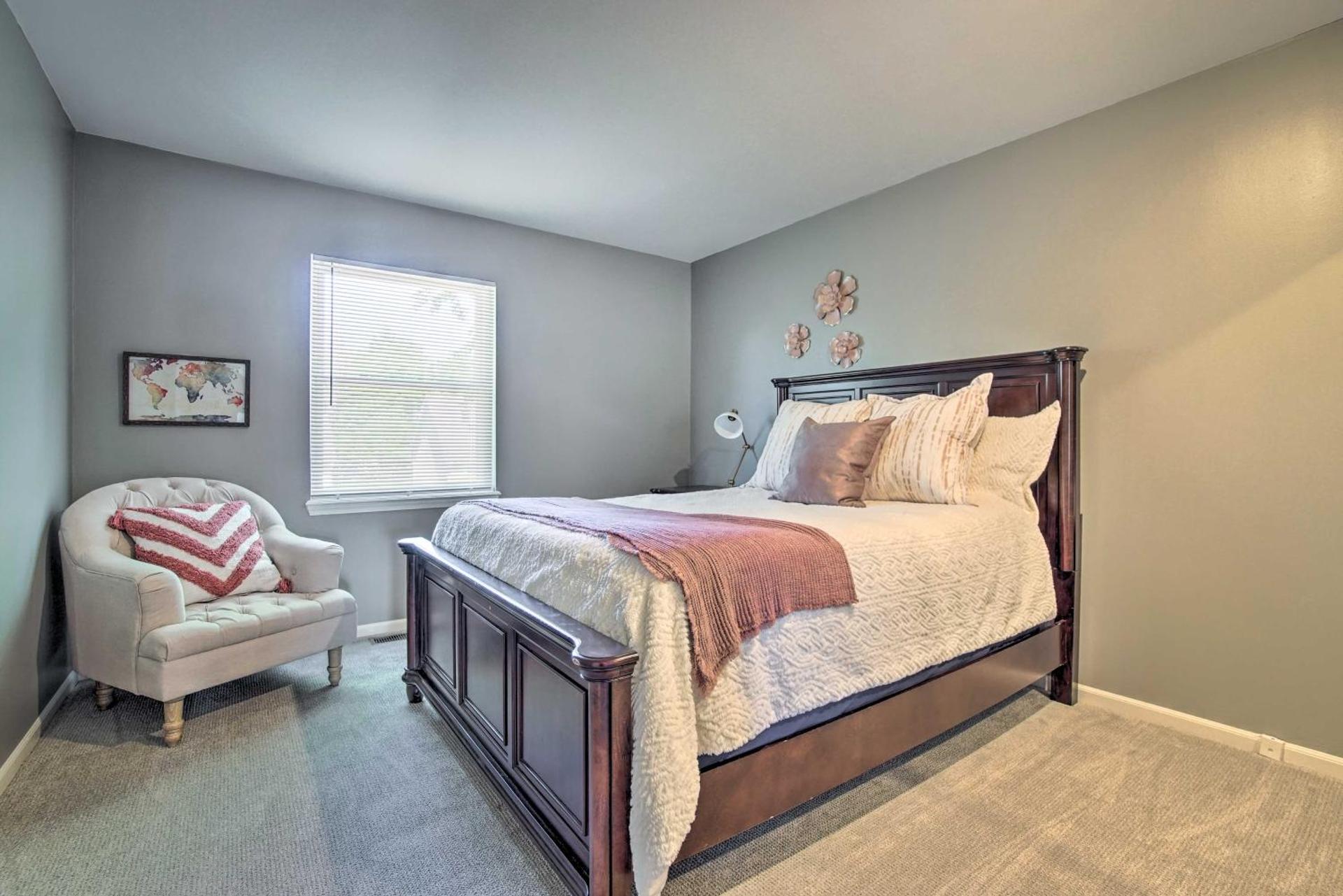 Modern Townhome with Fireplace Near Stoll Park