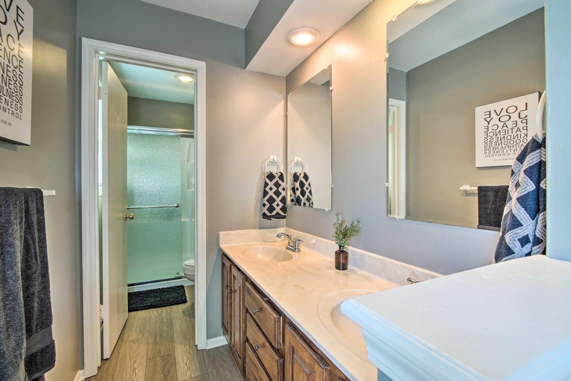 Modern Townhome with Fireplace Near Stoll Park