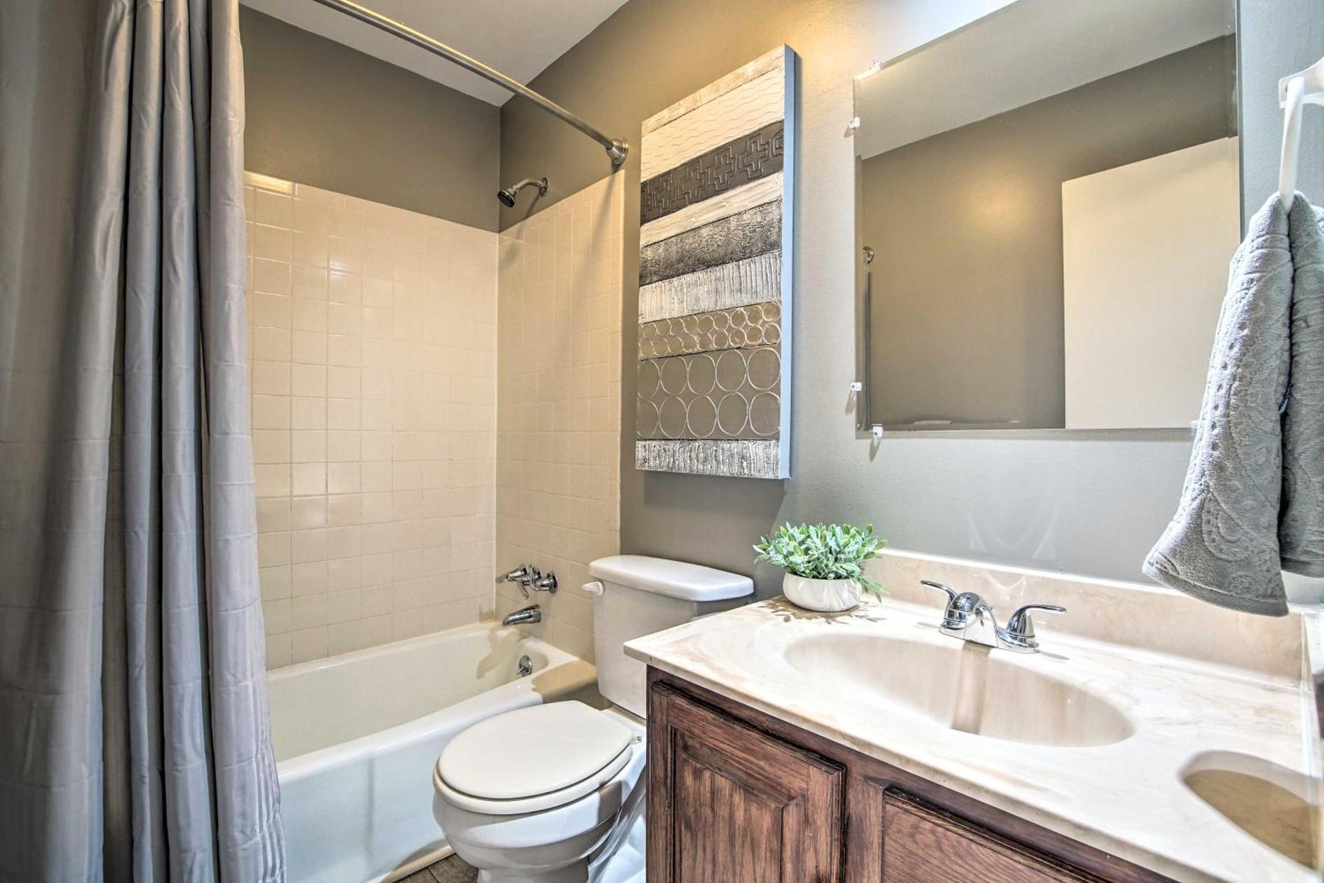 Modern Townhome with Fireplace Near Stoll Park