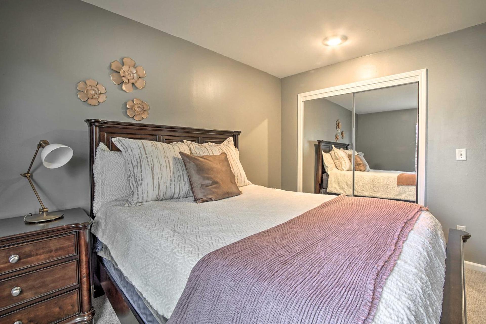 Modern Townhome with Fireplace Near Stoll Park