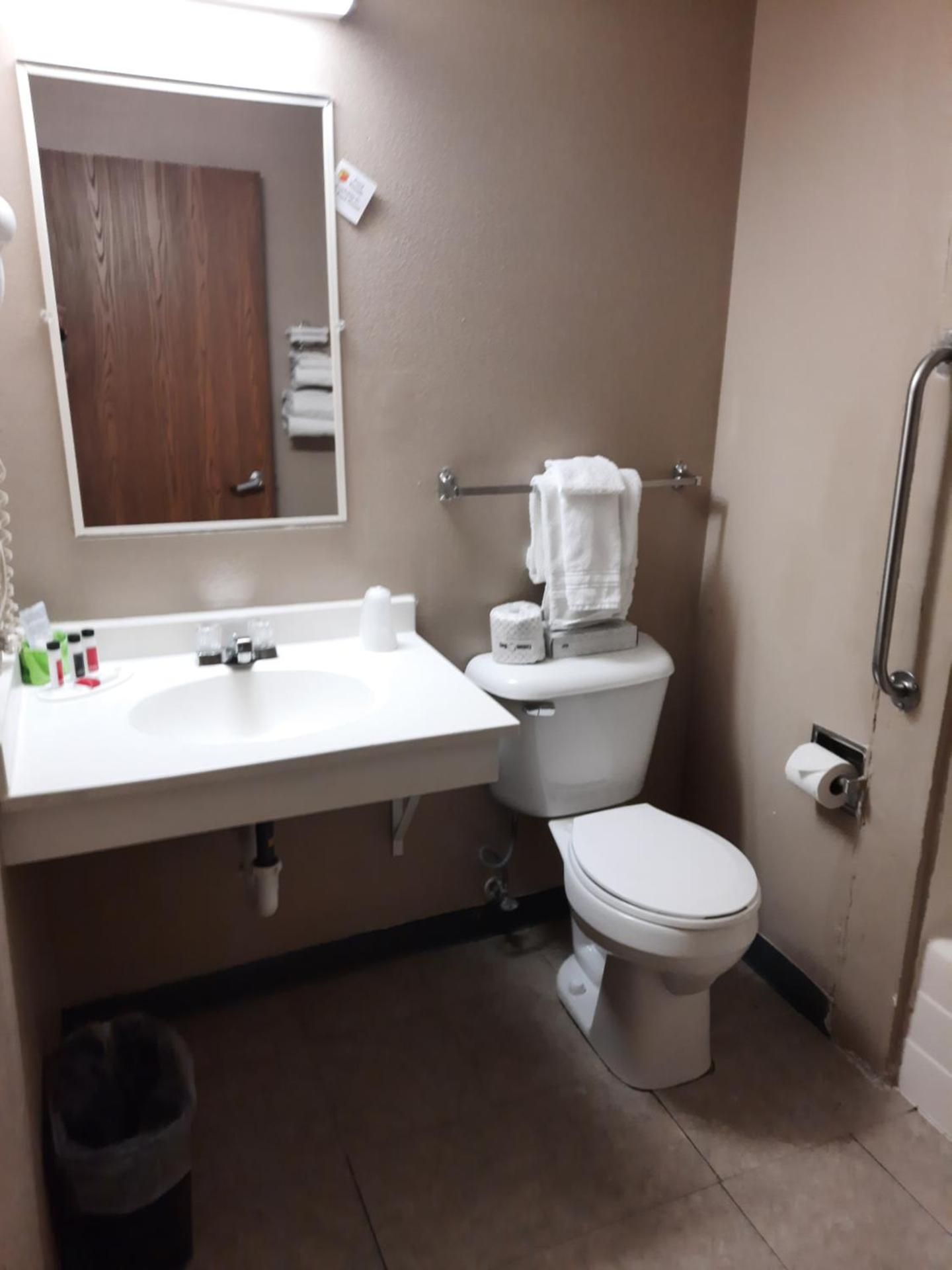 King Room with Bath Tub - Mobility Accessible/Non-Smoking