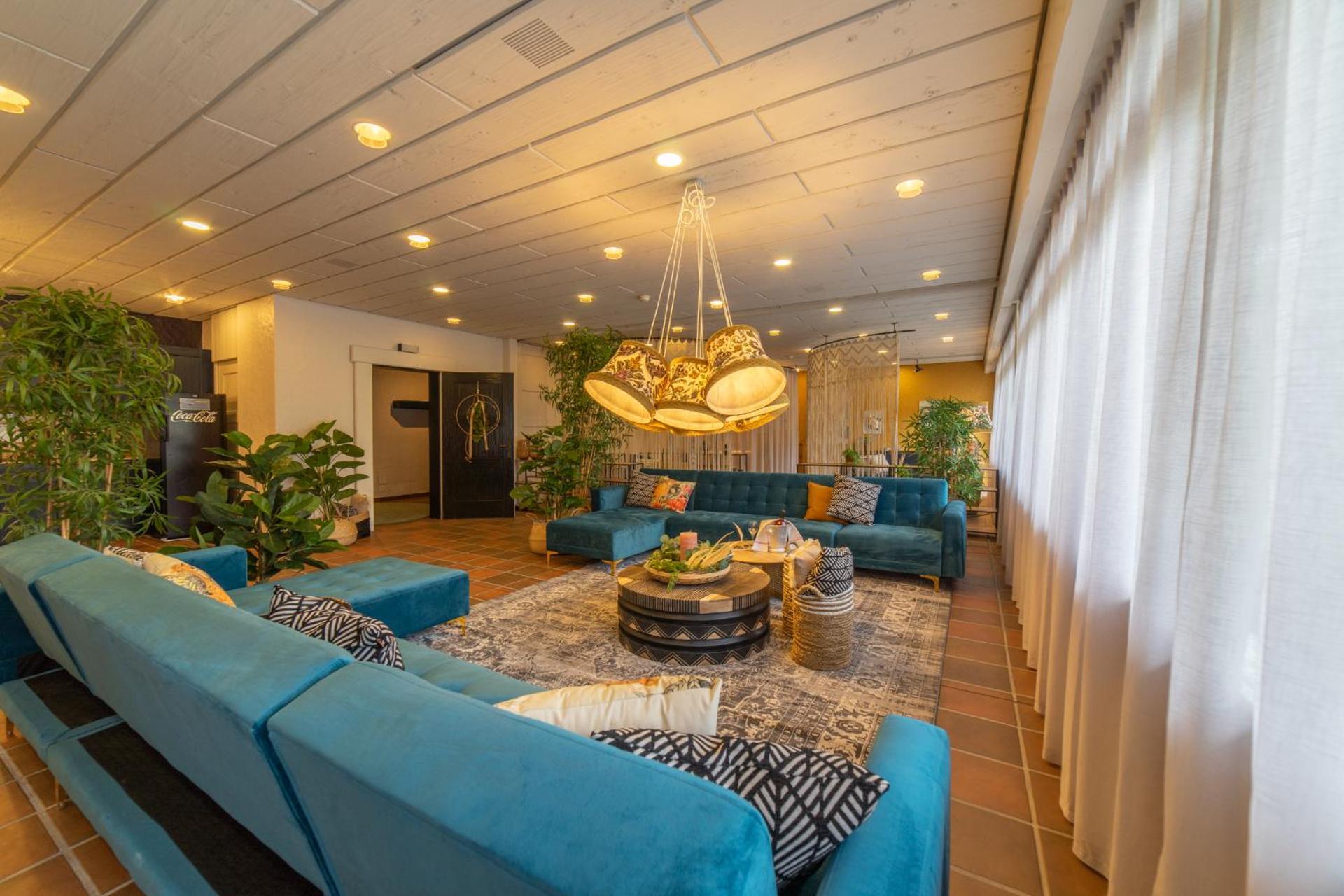 Communal lounge/ TV room