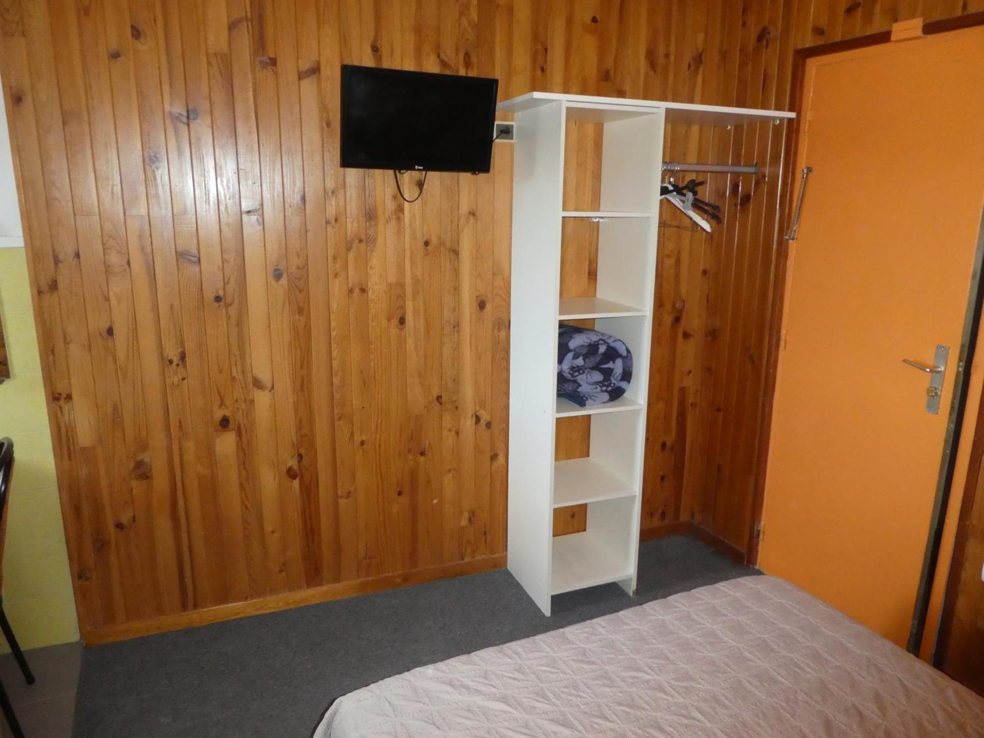 eTANIT ! Parking VélO, Etape Bicycle - 1mn a toute Connection Bus,Train et Aéroport - Calme Plein Centre de Beziers pour visiter,manger - Chambres Climatisées, Spacieuses Amenagees pour Singles, Couple, et ou Familles - Consigne et Petit Dej en plus