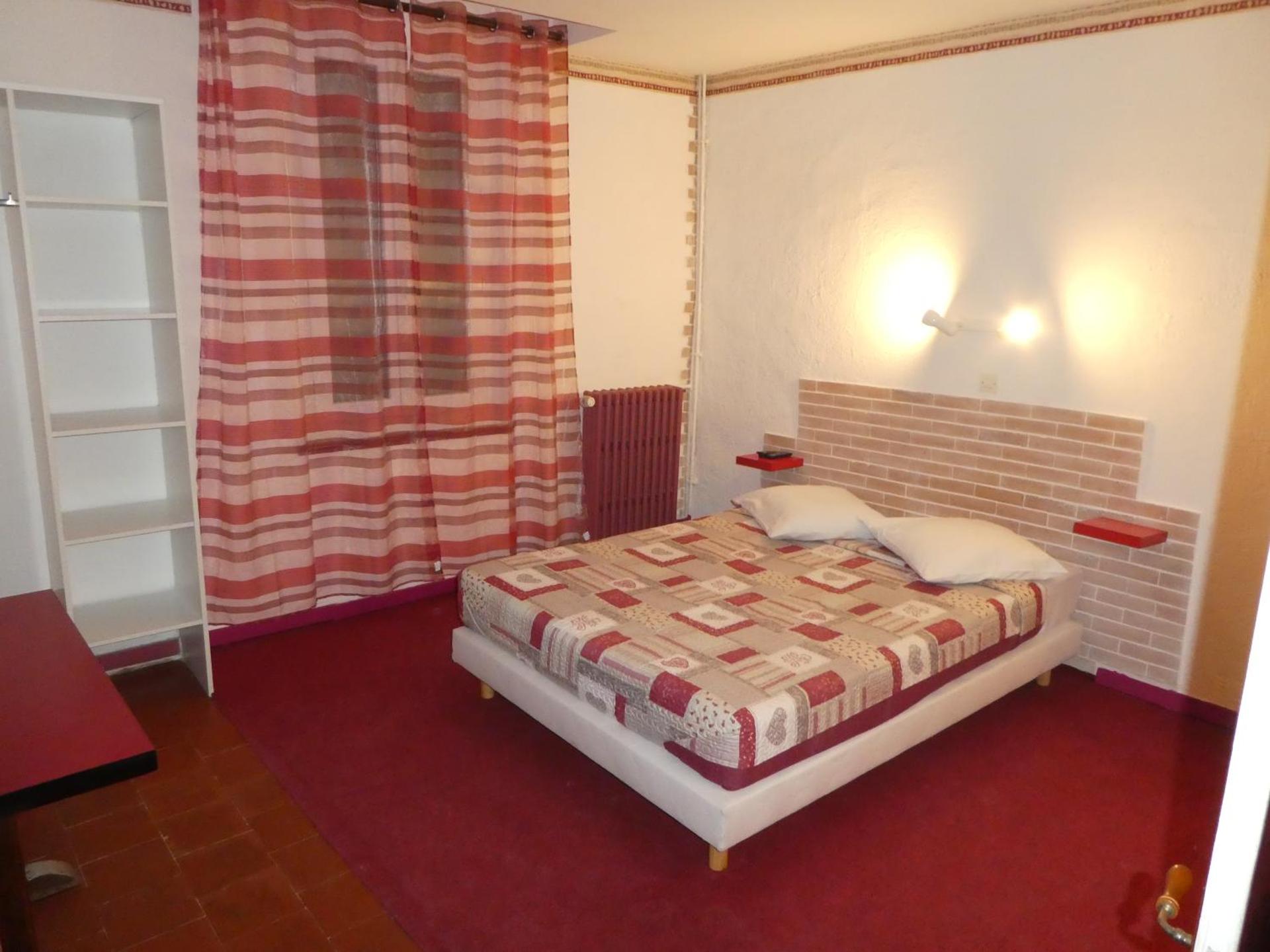 eTANIT ! Parking VélO, Etape Bicycle - 1mn a toute Connection Bus,Train et Aéroport - Calme Plein Centre de Beziers pour visiter,manger - Chambres Climatisées, Spacieuses Amenagees pour Singles, Couple, et ou Familles - Consigne et Petit Dej en plus