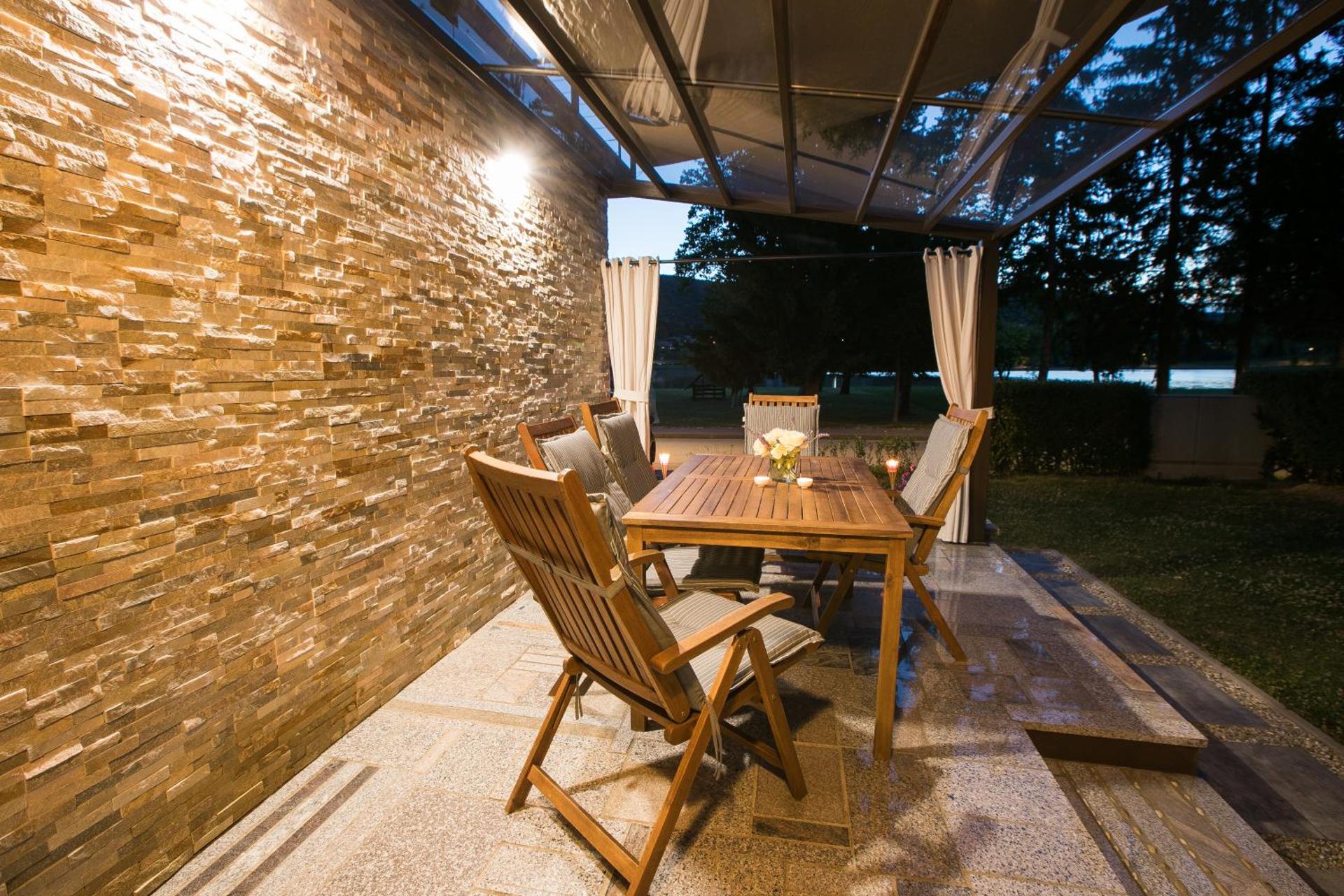 Vila Kosjenka on lake Sabljaci