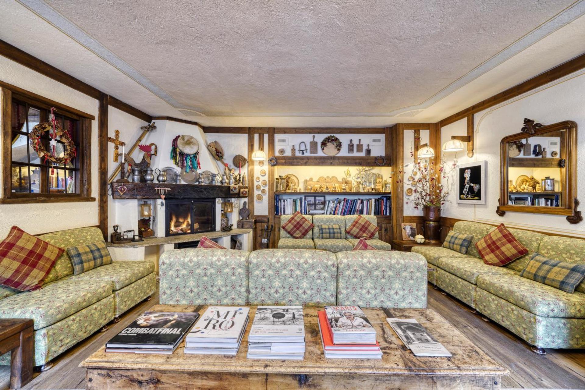 Communal lounge/ TV room