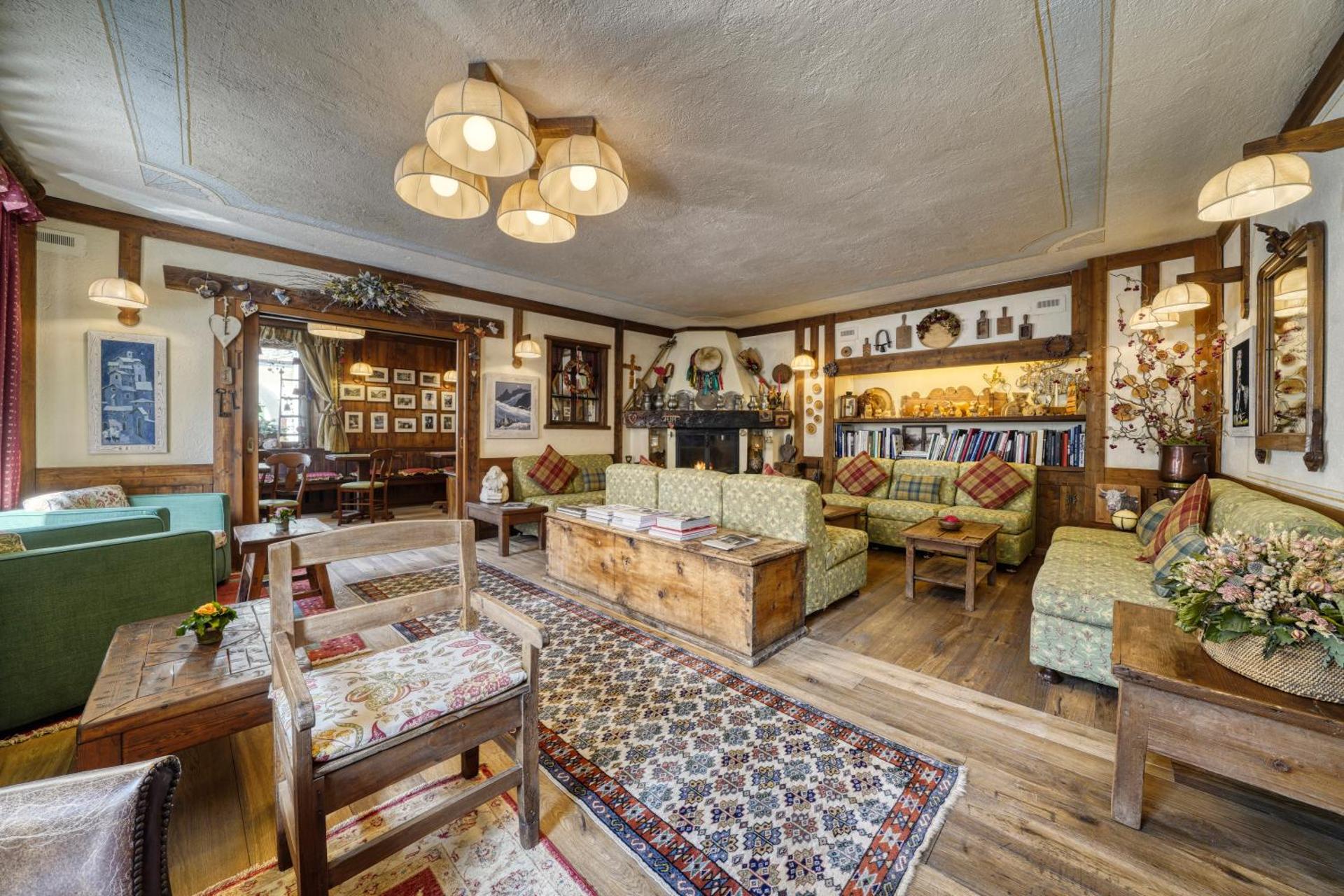 Communal lounge/ TV room