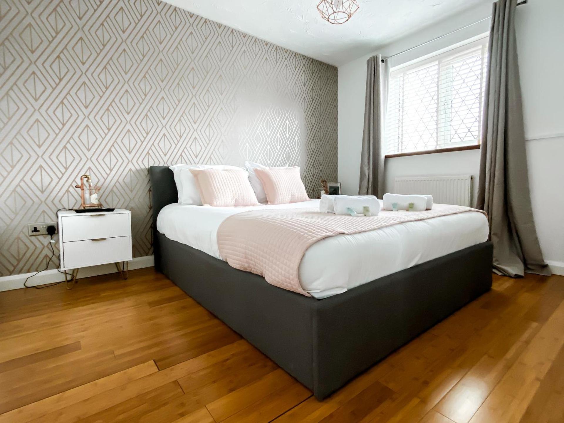 4 bed family home wifi, netflix, parking, close to wicksteed park