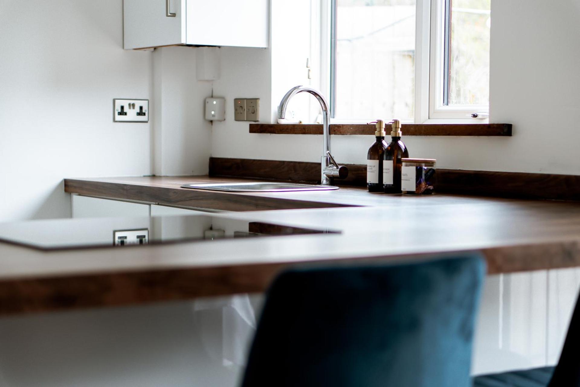 4 bed family home wifi, netflix, parking, close to wicksteed park