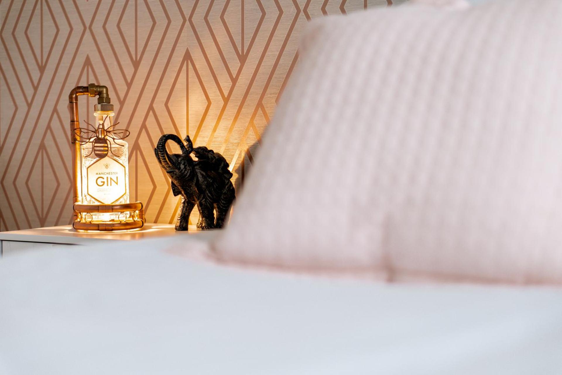 4 bed family home wifi, netflix, parking, close to wicksteed park