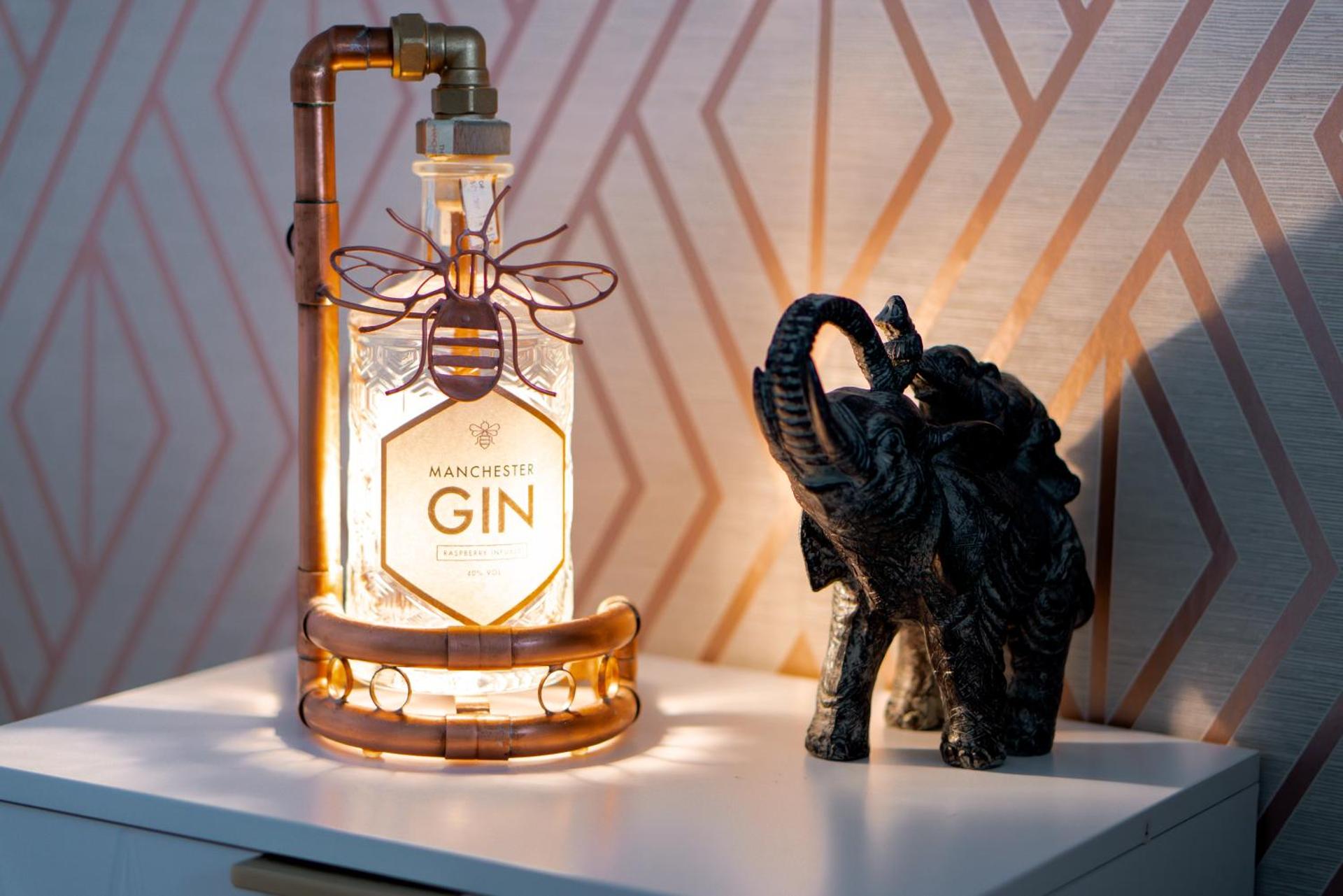 4 bed family home wifi, netflix, parking, close to wicksteed park