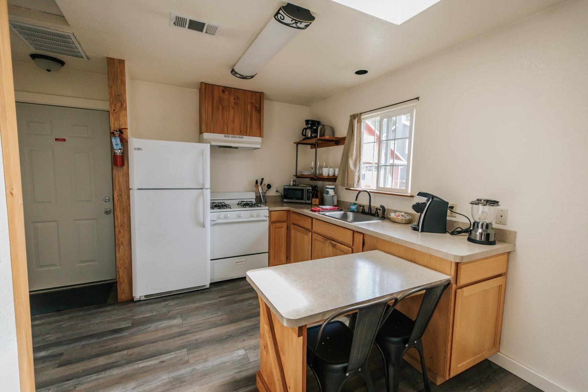 Standard One King Cottage with Jetted Bathtub 