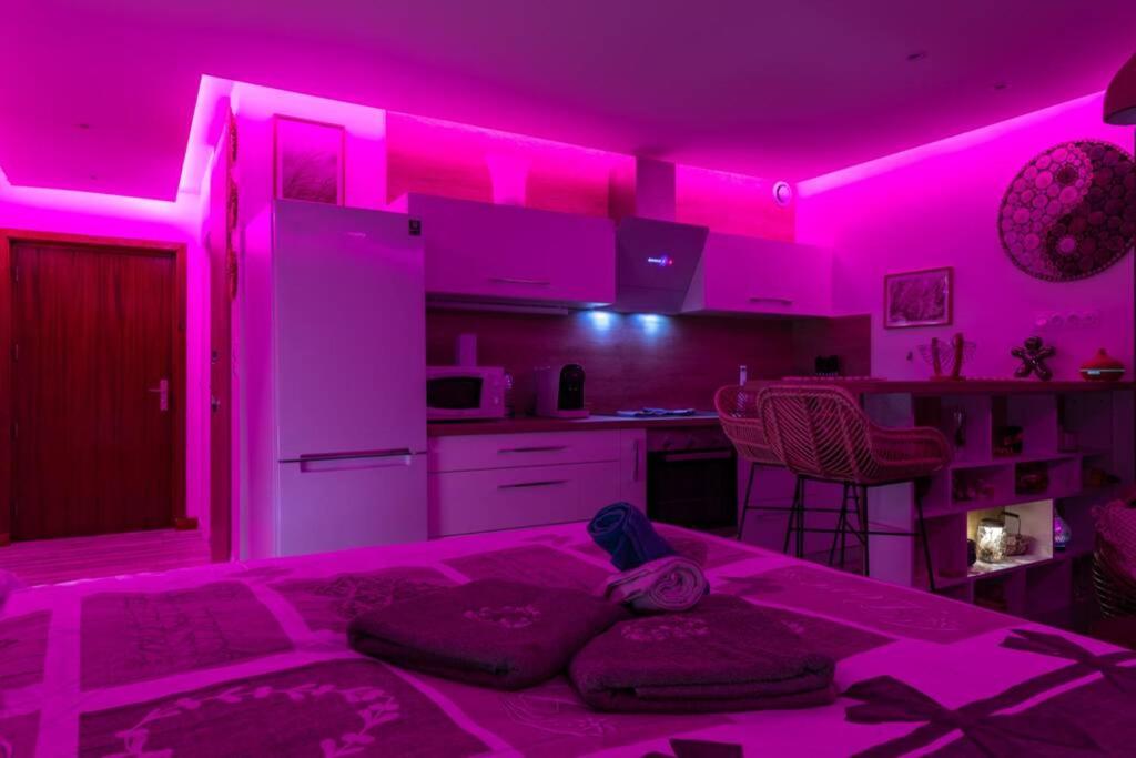 LE QUINTESSENCE: Balnéo & Luminothérapie + parking