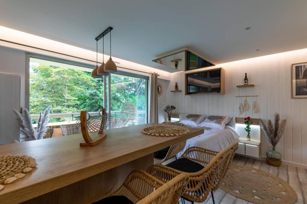 LE QUINTESSENCE: Balnéo & Luminothérapie + parking