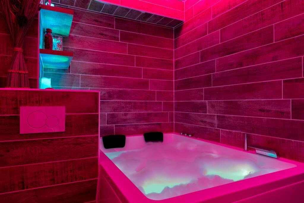 LE QUINTESSENCE: Balnéo & Luminothérapie + parking