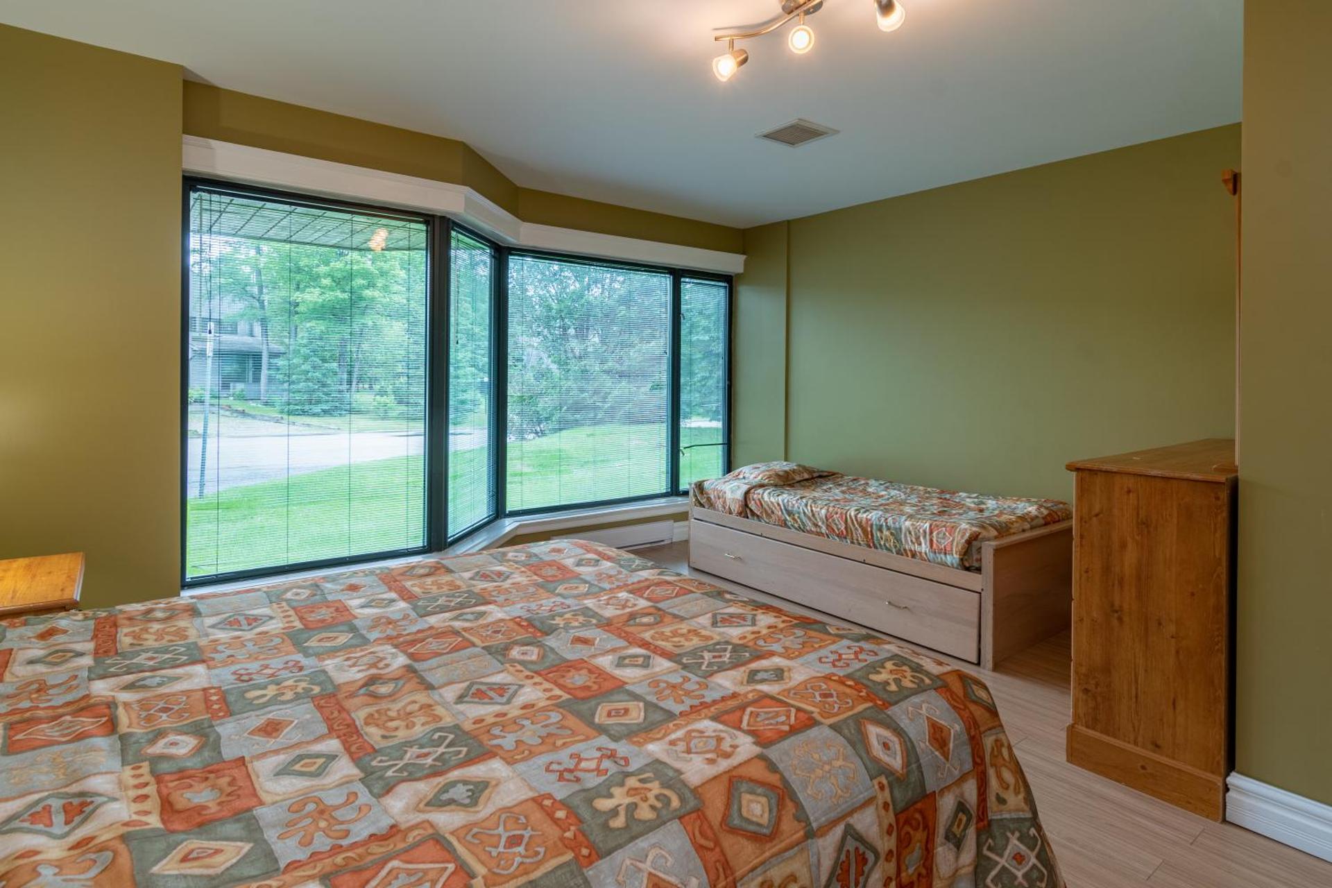 Condo 2 chambres avec parc aquatique!