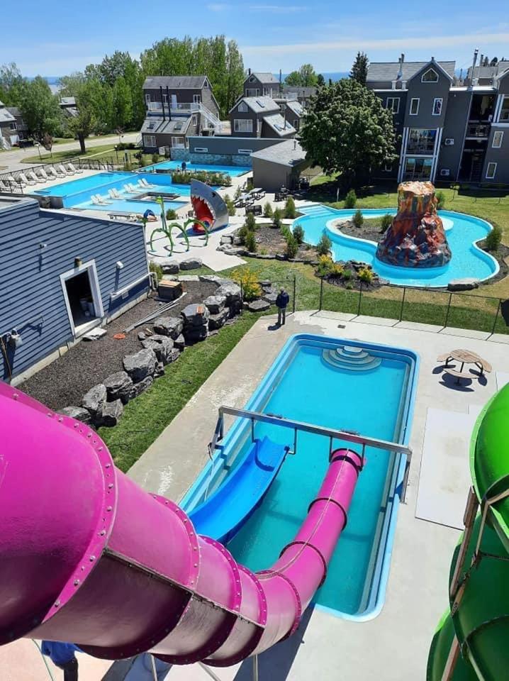 Condo 2 chambres avec parc aquatique!