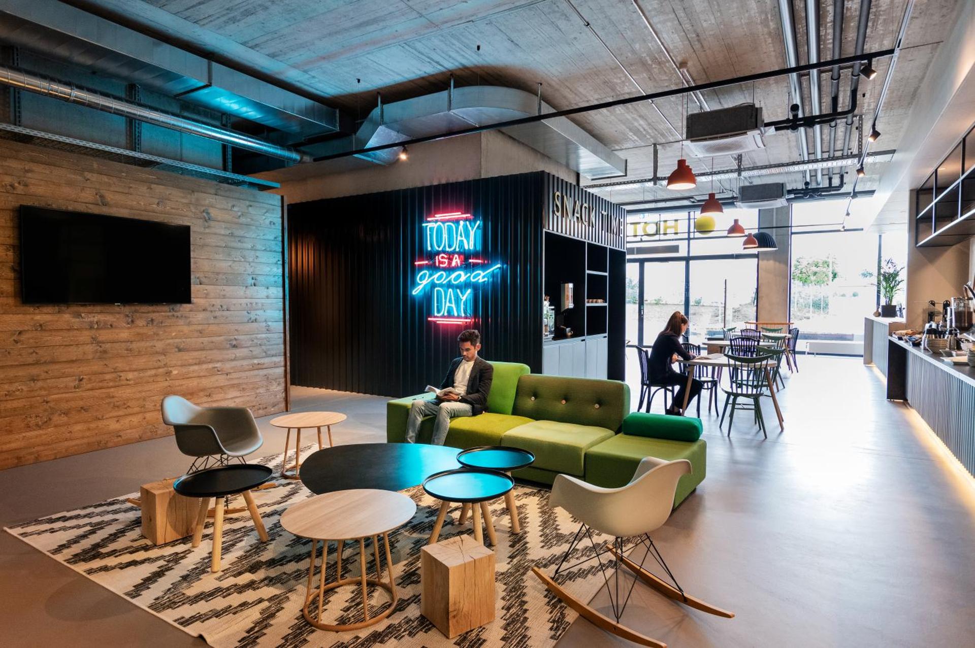 Communal lounge/ TV room