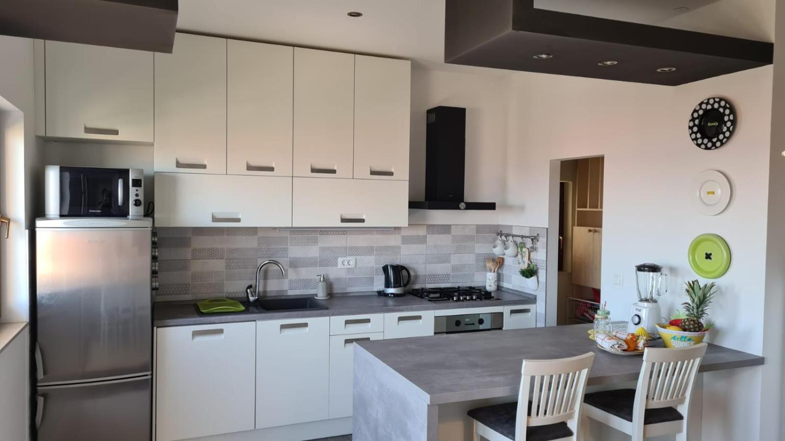 Oasis apartment with sea view and garden