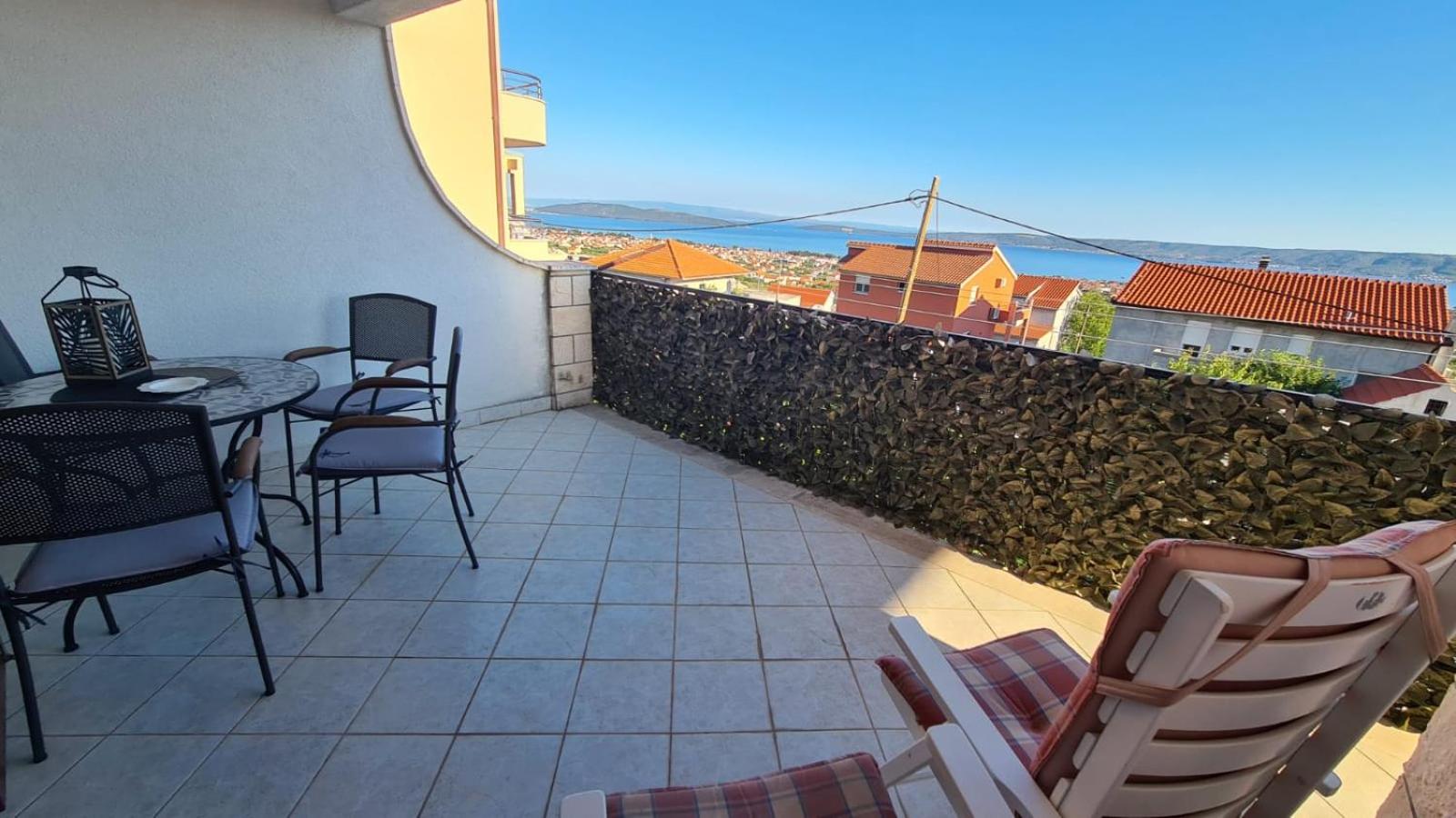 Oasis apartment with sea view and garden