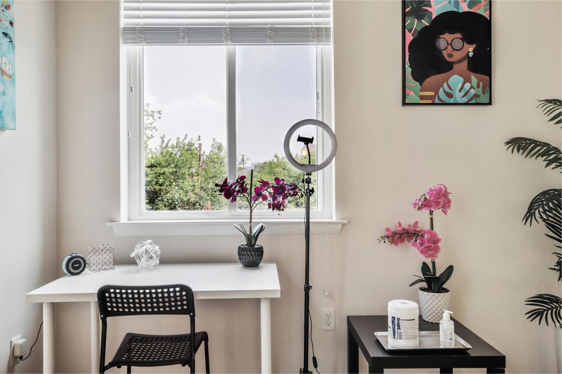 Lux House Of Champagne 2BR 2BA Free Parking & Wifi