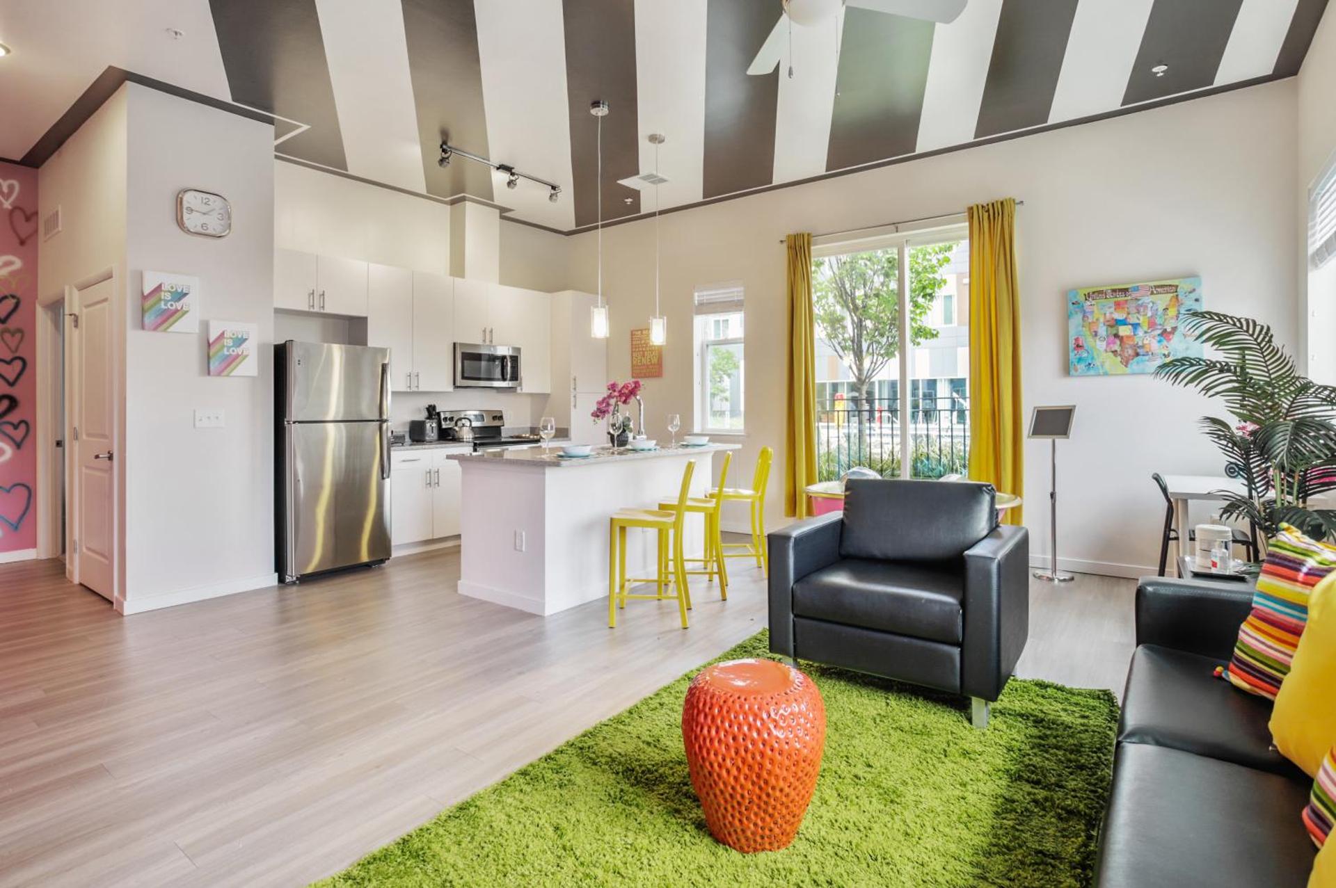 Lux House Of Champagne 2BR 2BA Free Parking & Wifi