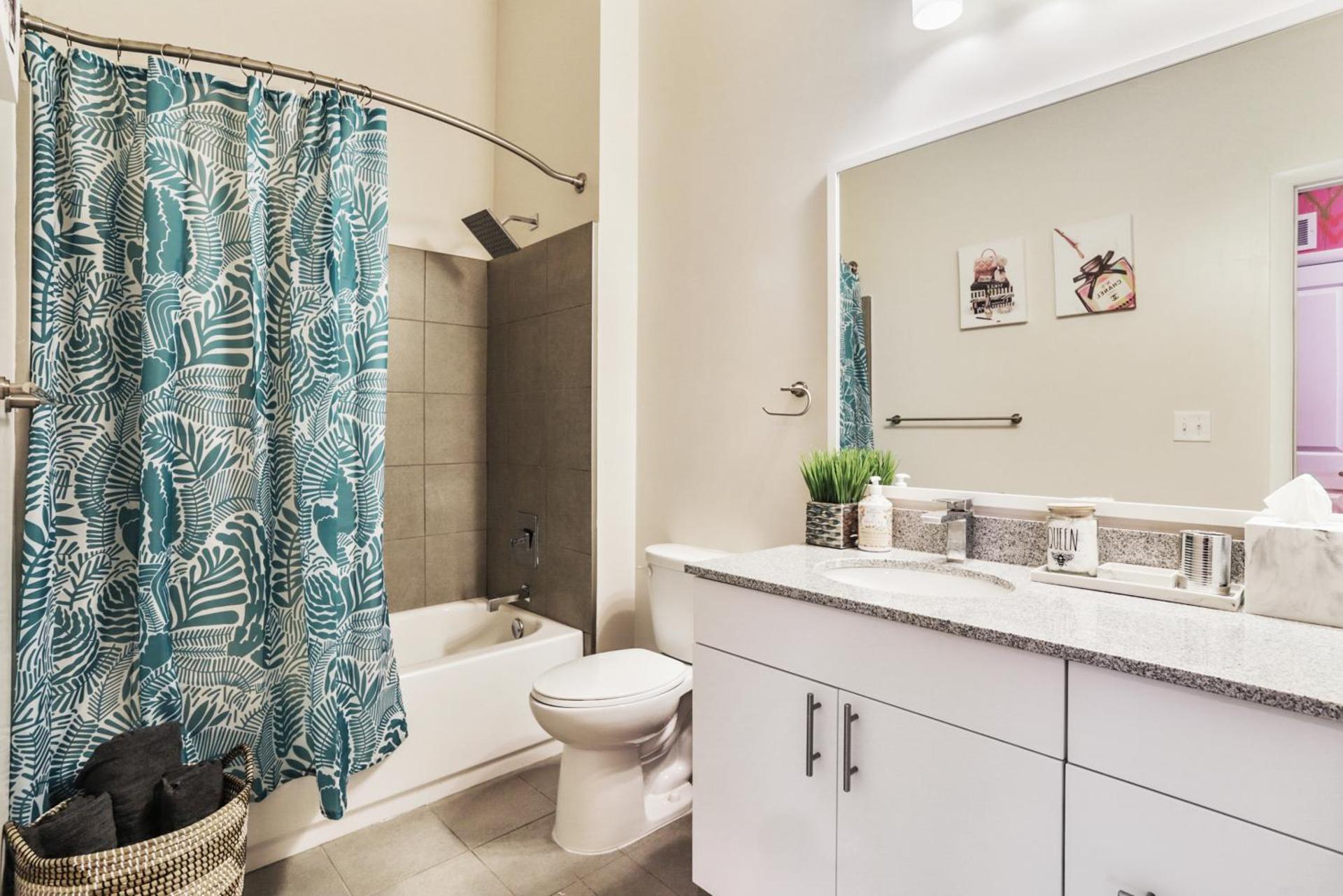 Lux House Of Champagne 2BR 2BA Free Parking & Wifi