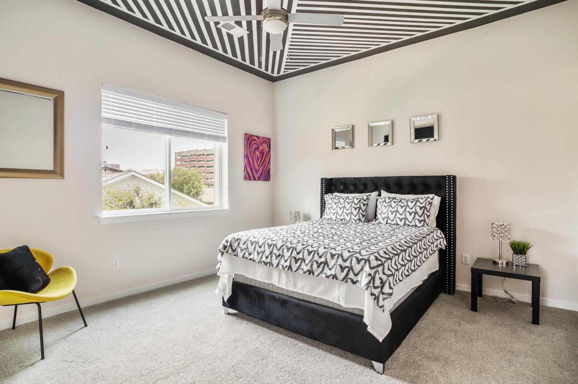 Lux House Of Champagne 2BR 2BA Free Parking & Wifi