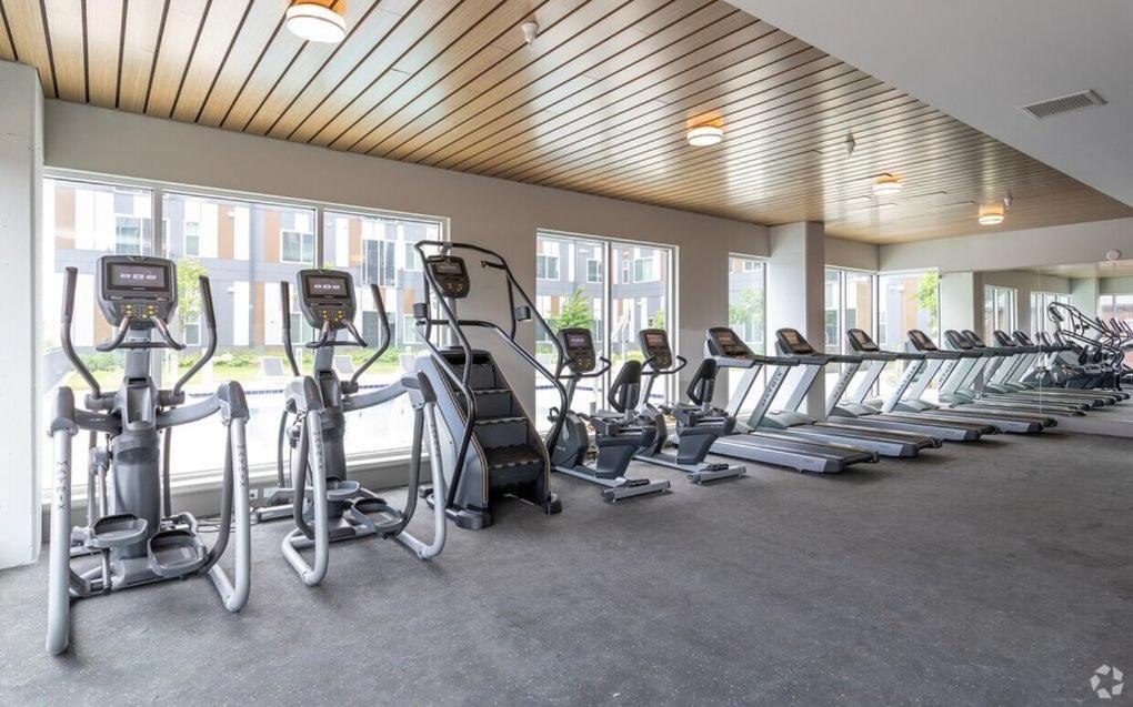 Lux House Of Champagne 2BR 2BA Free Parking & Wifi