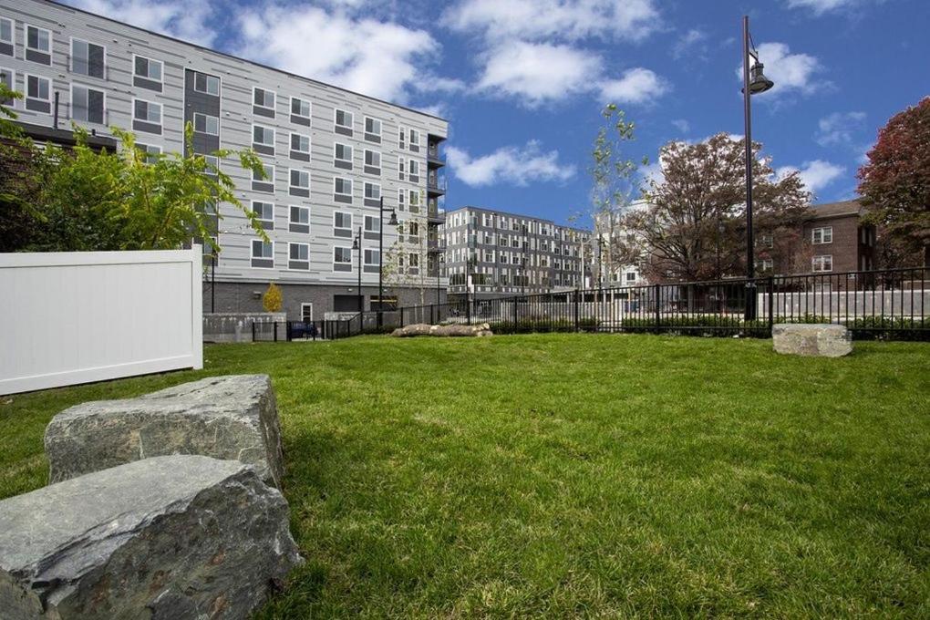 Lux House Of Champagne 2BR 2BA Free Parking & Wifi