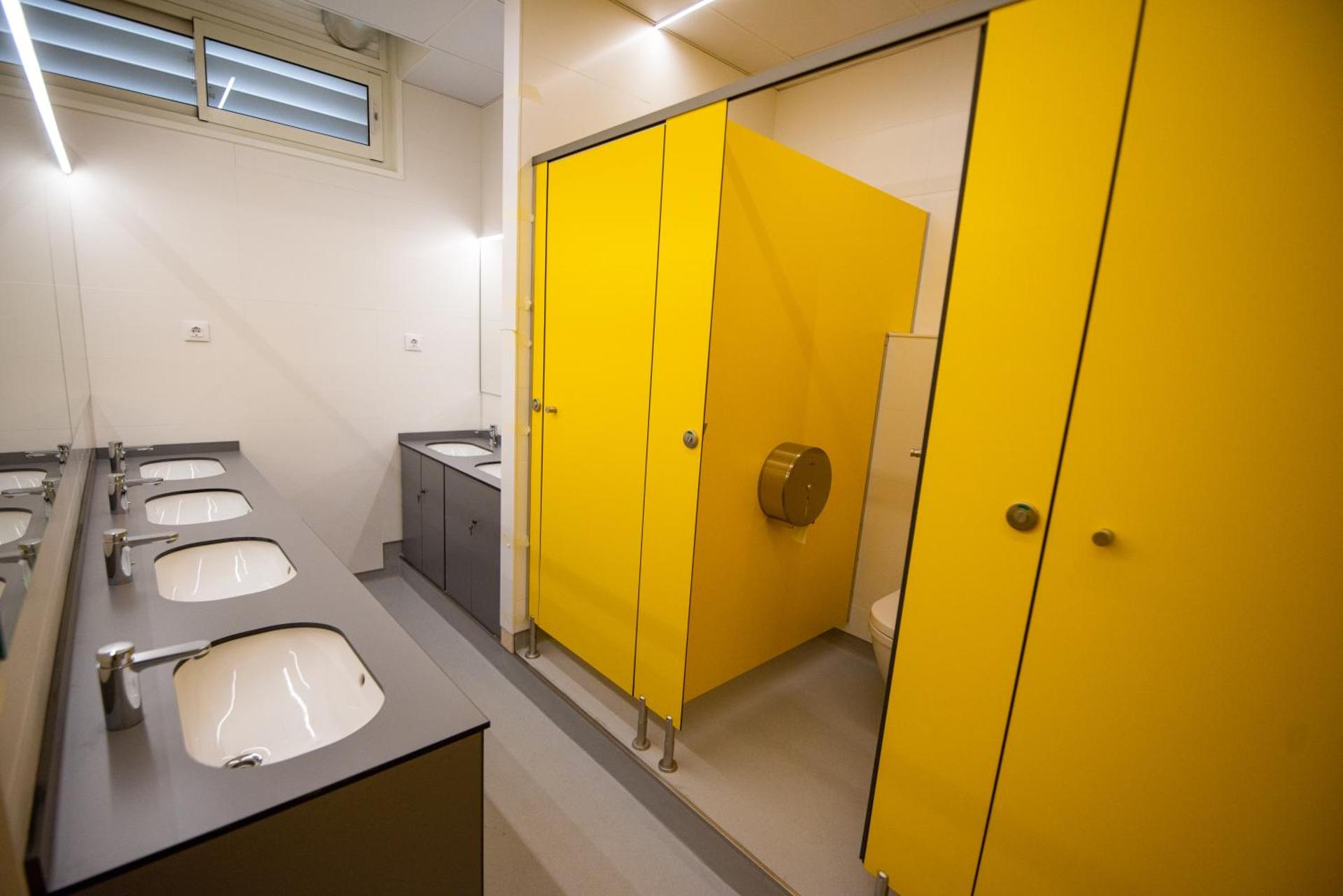 Classic Family Room with Shared Bathroom 