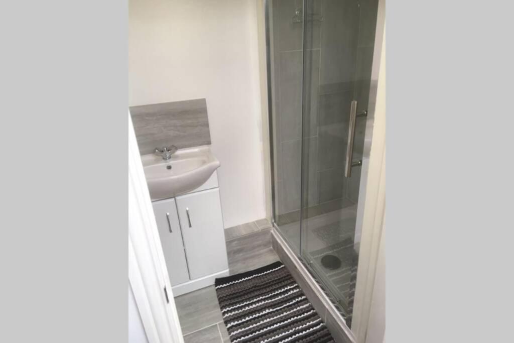 Comfy New Self Contained 1 Bed Flat - Modern!