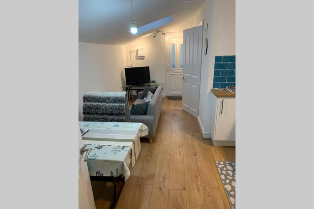 Comfy New Self Contained 1 Bed Flat - Modern!