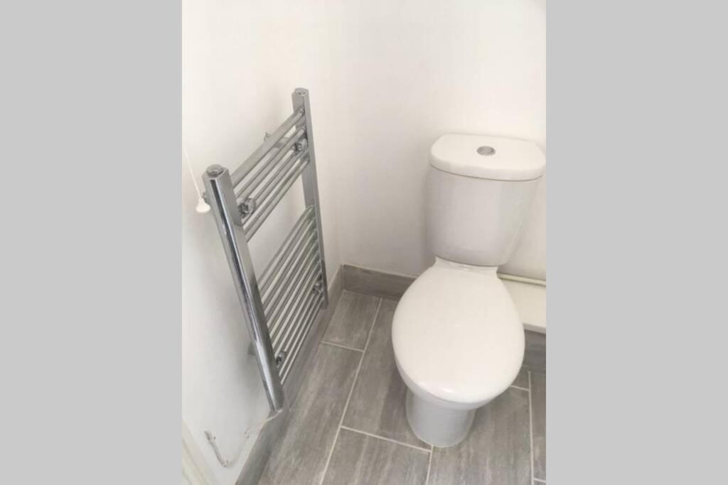 Comfy New Self Contained 1 Bed Flat - Modern!